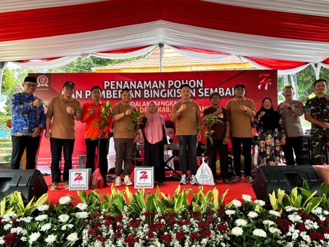 Penanaman Pohon dan Pemberian Bingkisan Sembako Dalam Rangka HUT Ke-74 DPRD Karanganyar